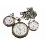Drie zilveren vestzakhorloges, één inclusief horlogeketting, diverse gehaltes