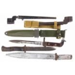 Lot diverse bajonetten en toebehoren, voornamelijk WOII, waarbij Engelse spijkerbajonetten en K98