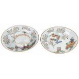 Paar Chinees porseleinen schoteltjes met polychroom floraal decor, verso vleermuizen decor, 19e