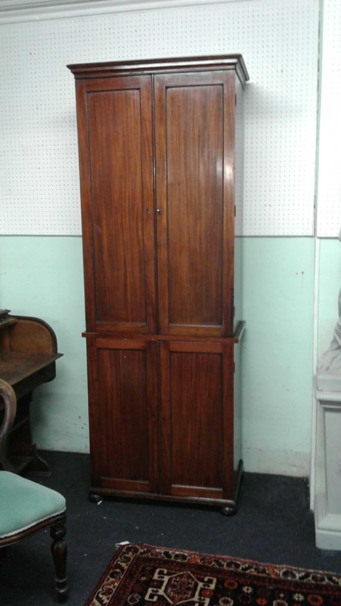 LOFTY MAHOGANY LINEN PRESS