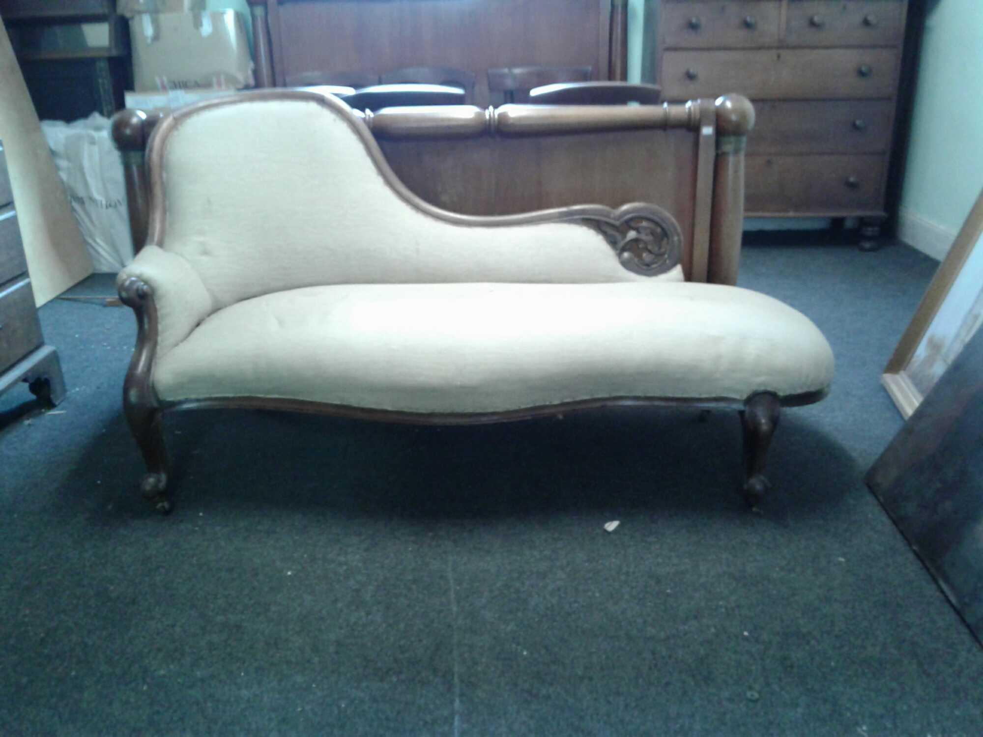 VICTORIAN WALNUT FRAMED CHAISE LONGUE