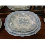 SET THREE BLUE AND WHITE SERVING DISHES