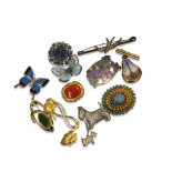 COLLECTION OF ASSORTED BROOCHES