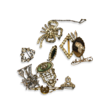 COLLECTION OF ASSORTED BROOCHES