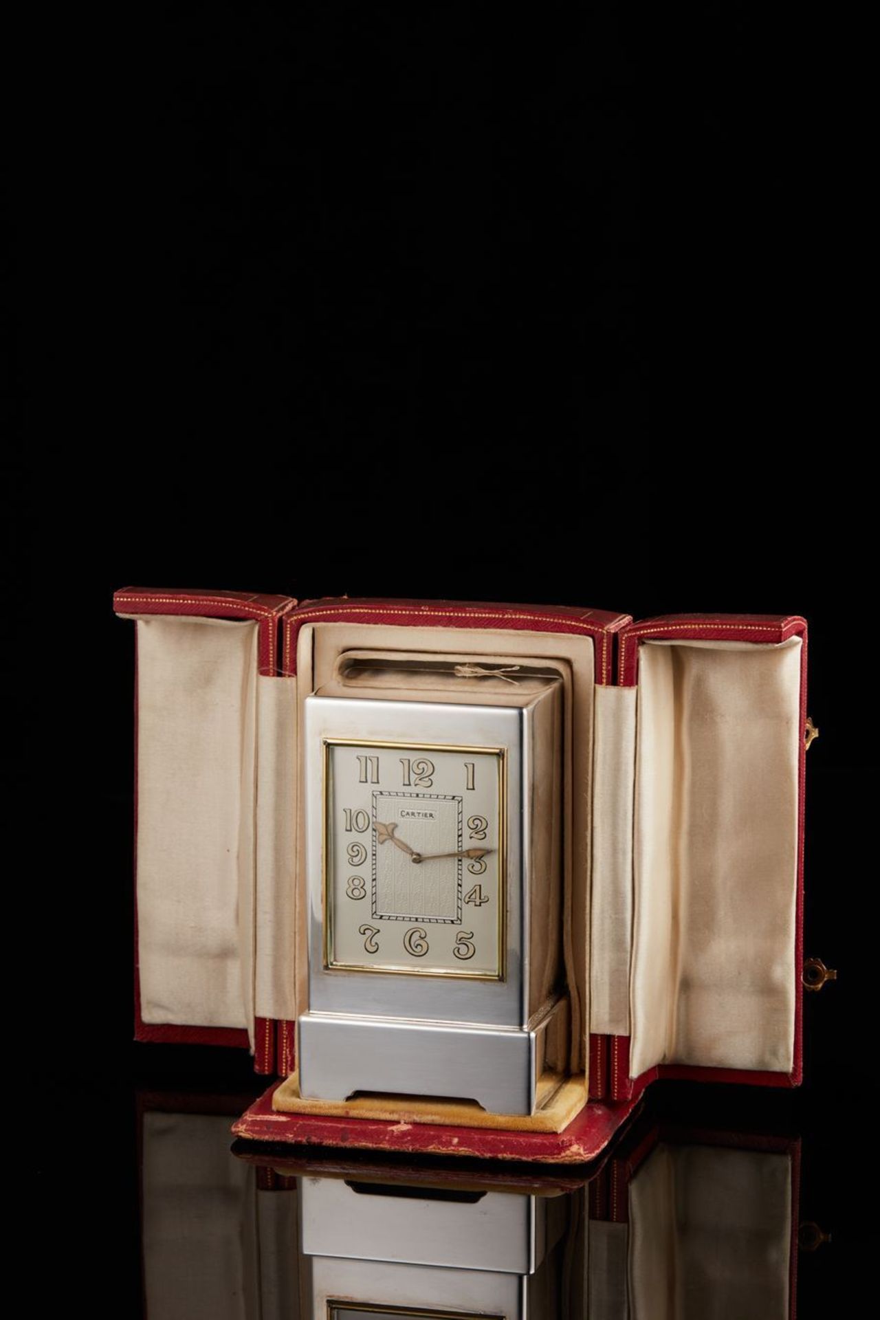 Art Deco silver and gold Cartier clock - Made in 1927. The rectangular Art Deco dial [...]