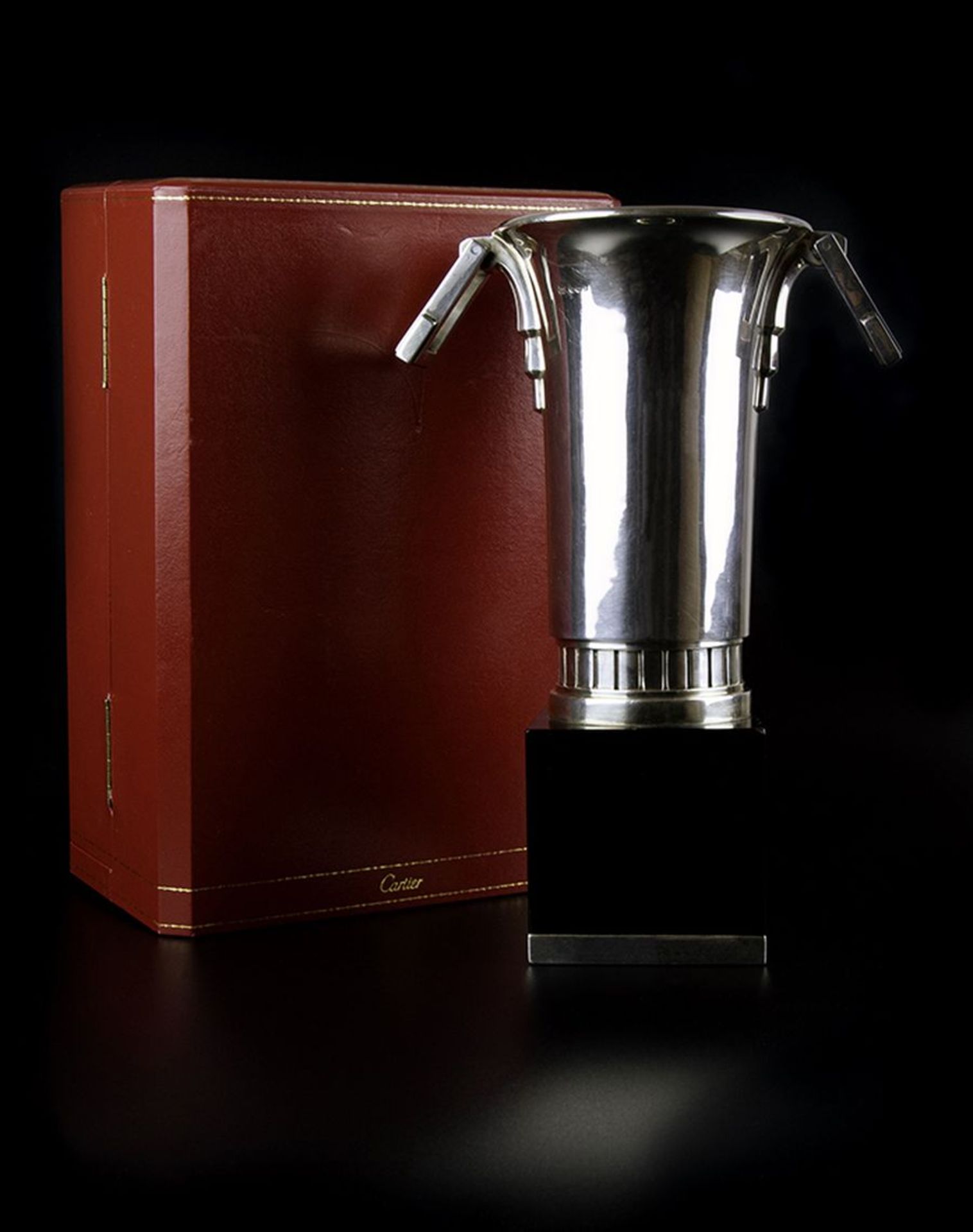 Cartier Cup - Art Deco French and British hallmarks, made in 1930. Handles swivel up [...]