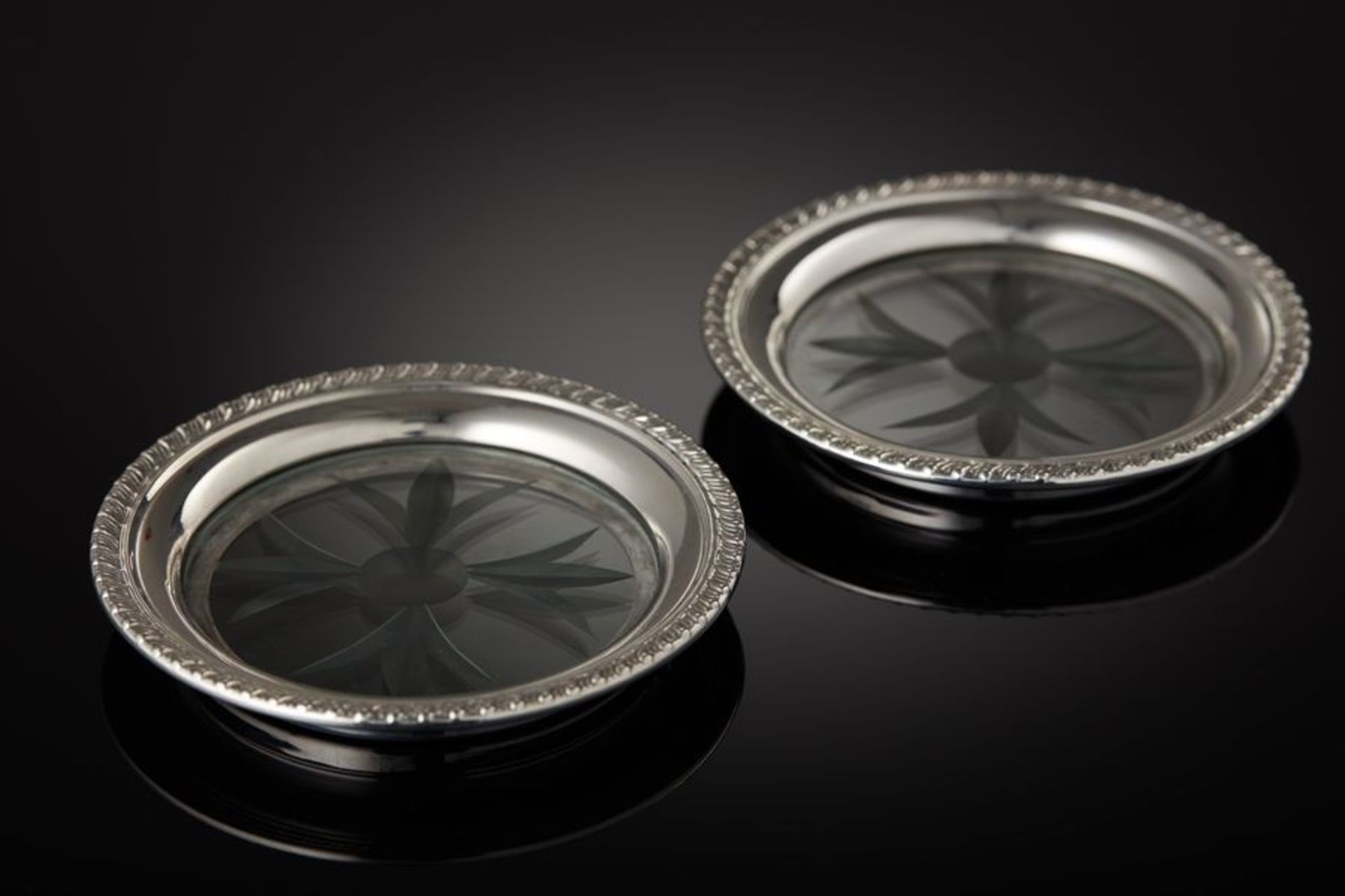 A Pair of Silver and Glass Coasters - Signed Cartier Sterling (NY) D. 11cm, 125gr D. [...]