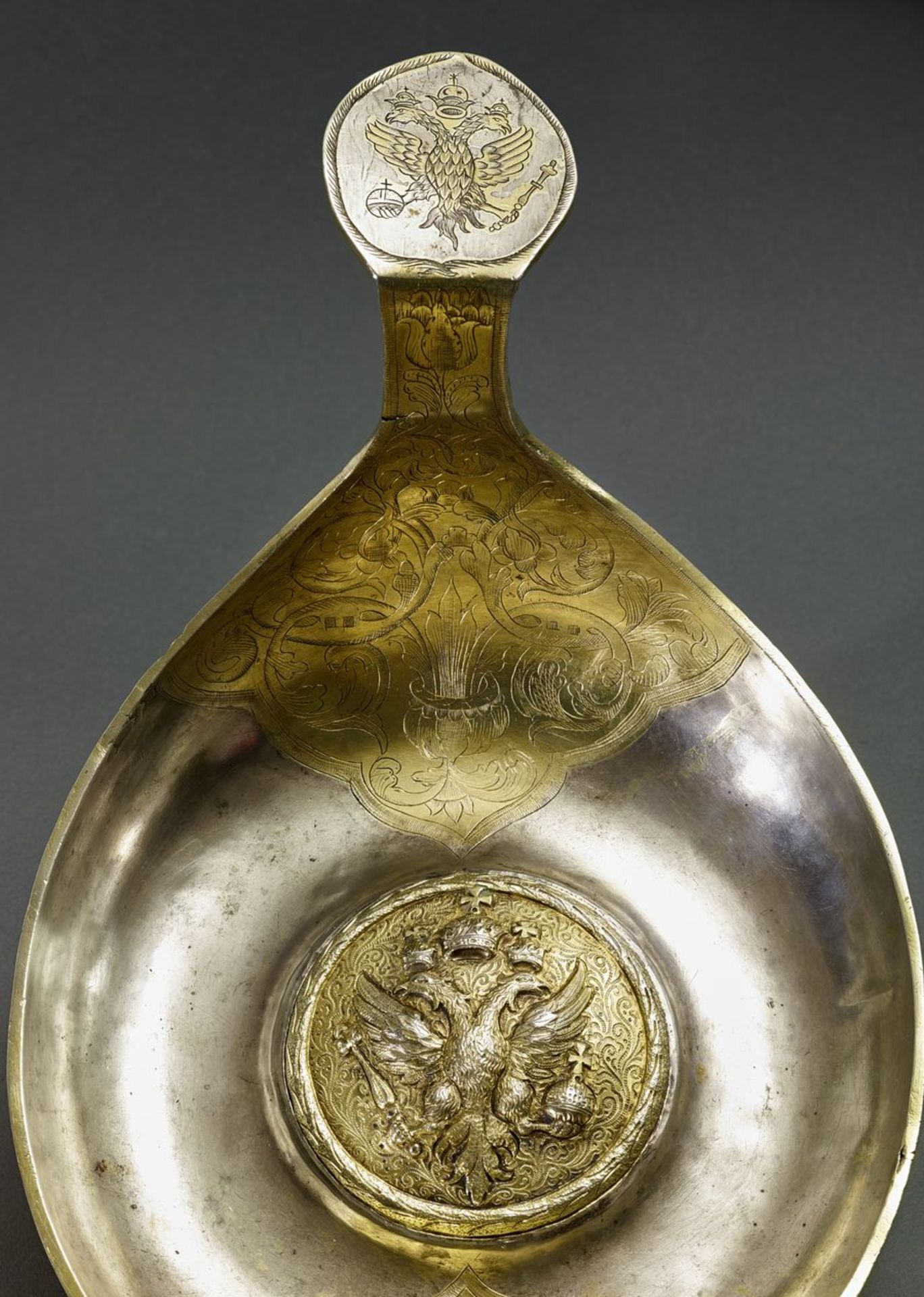 A Russian Imperial parcel-gilt silver kovsh. Present from Peter I the Great and Ivan [...] - Bild 3 aus 3
