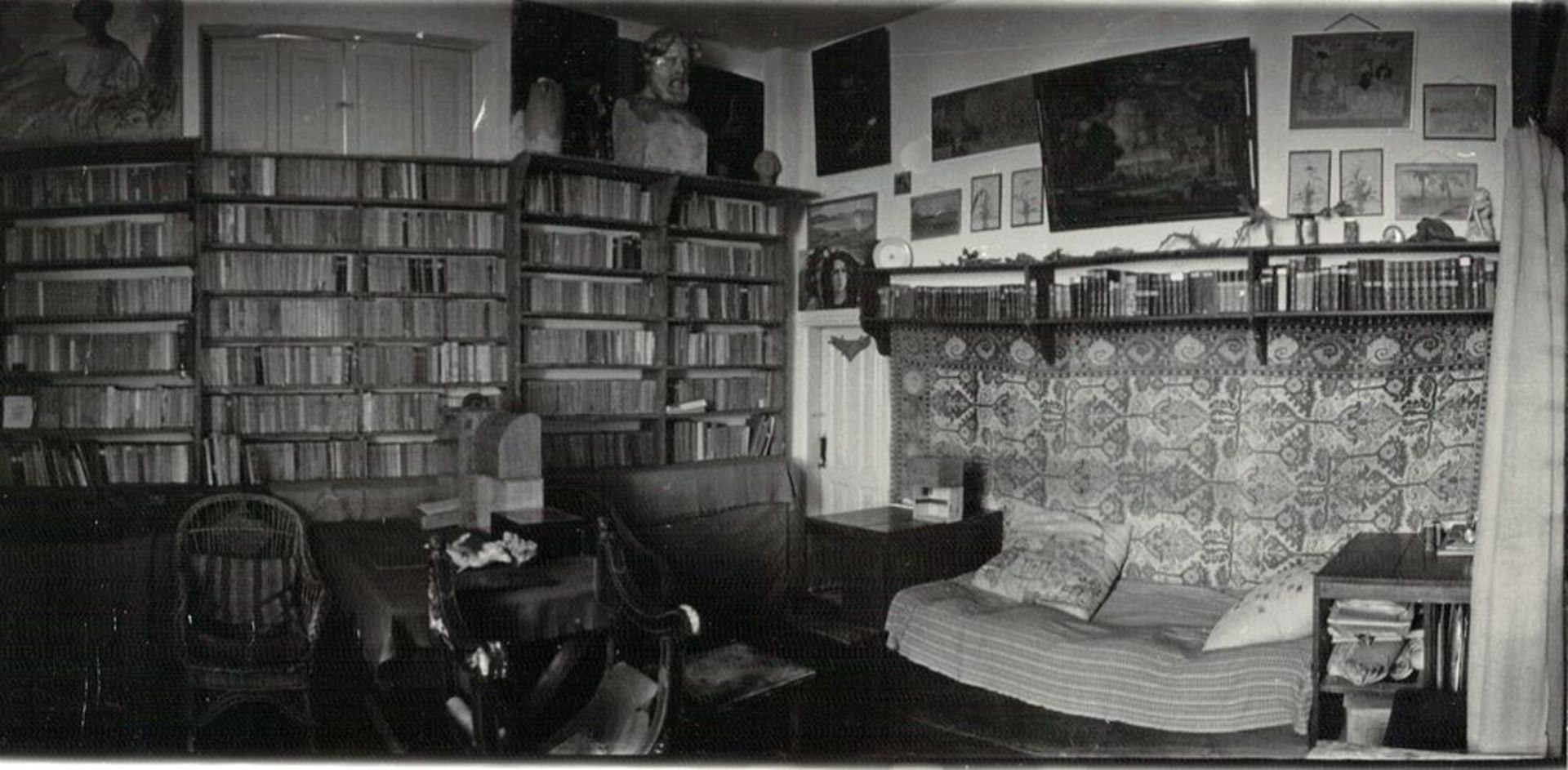 Two photographs: The interiors of Maximilian Voloshin’s house in Koctebel. [...] - Bild 2 aus 3