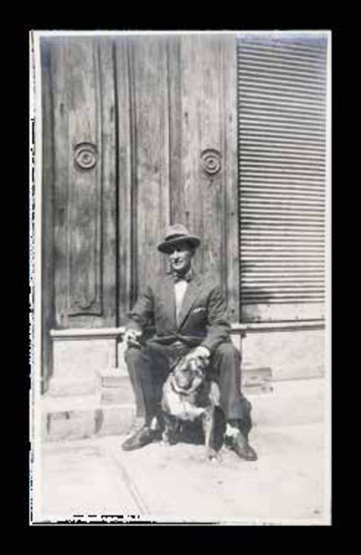 1) FÉLIX FÉLIXOVITCH, prince Youssoupoff (1887-1967) avec son chien, assis sur des [...] - Bild 5 aus 6