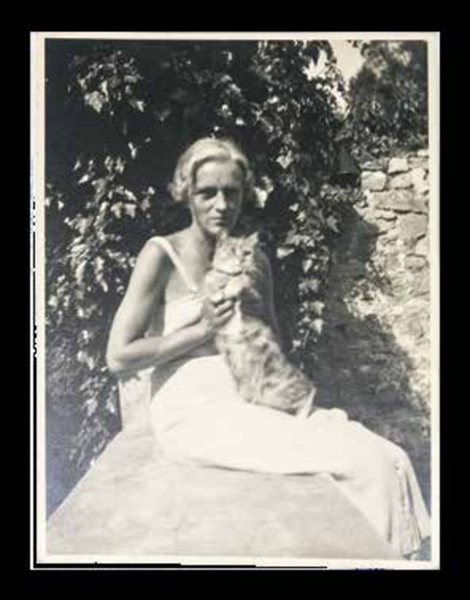 1) FÉLIX FÉLIXOVITCH, prince Youssoupoff (1887-1967) avec son chien, assis sur des [...] - Bild 2 aus 6
