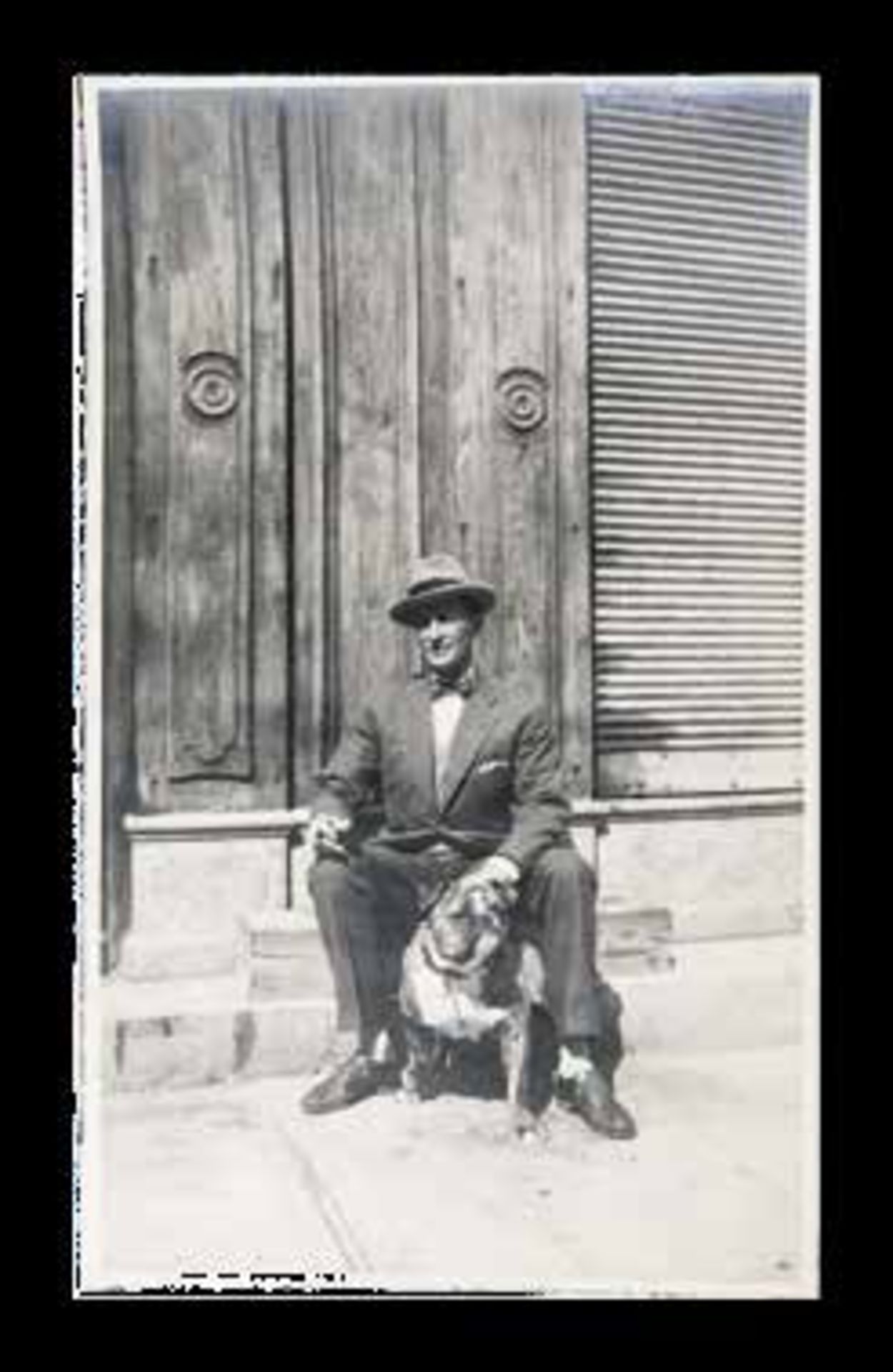 1) FÉLIX FÉLIXOVITCH, prince Youssoupoff (1887-1967) avec son chien, assis sur des [...] - Bild 6 aus 6