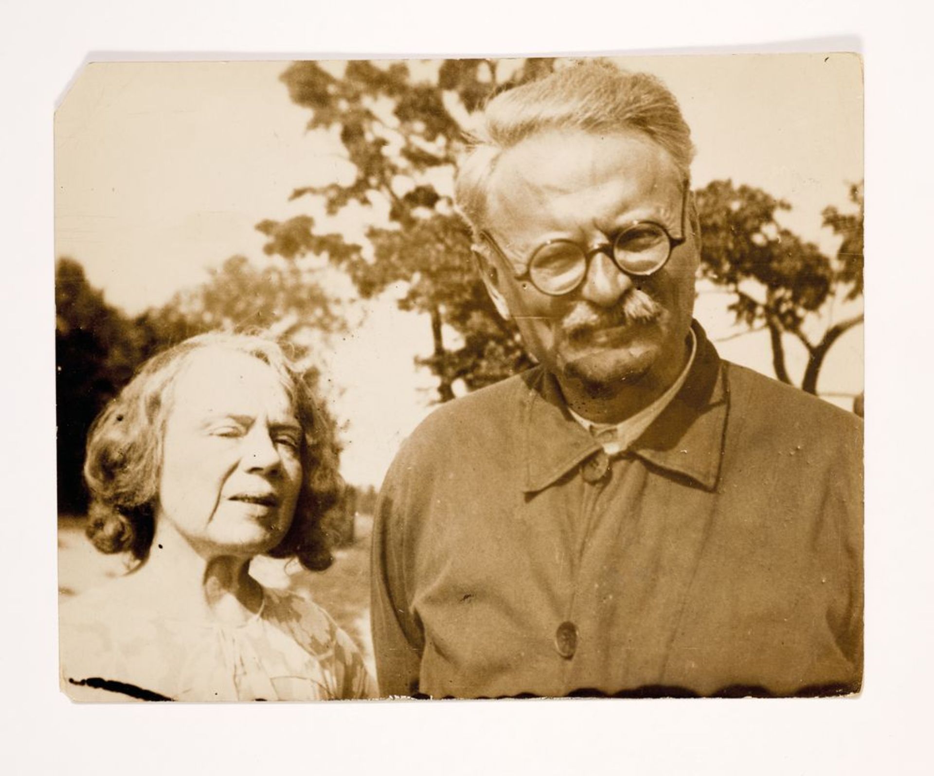 TROTSKY L.D. (1879-1940) Photo ‘Lev Trotsky and his wife Natalia Sedova at the [...] - Bild 2 aus 4