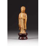 STEHENDER BUDDHA China, Qing-Dynsatie Mammut, geschnitzt. H. 11,2 cm. Min. besch., Spannungsrisse,