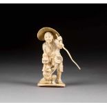 OKIMONO: STRAßENKÜNSTLER UND AFFE Japan, um 1900 Elfenbein, geschnitzt. H. ca. 12 cm. Figuren auf
