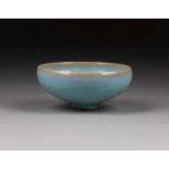 KLEINE JUNYAO-SCHALE China, Yuan-Stil, wohl 19. Jh. Keramik, craquelierte blaue Glasur. H. 5,8 cm,