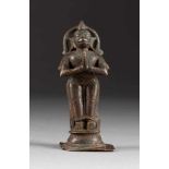 HANUMAN Indien, 18./19. Jh. Bronze, braun patiniert. H. 10,5 cm. Ganzfigurige Darstellung der