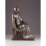 PAUL DU BOIS1859 Sougné - 1938 Uccle (Brüssel)Frau mit Blumengirlande Bronze, braun patiniert. H.