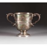 MASSIVER HENKELPOKAL MIT WAPPENGRAVUR Schottland, Dublin, Meister Andrew Goodwin, um 1730 Silber,