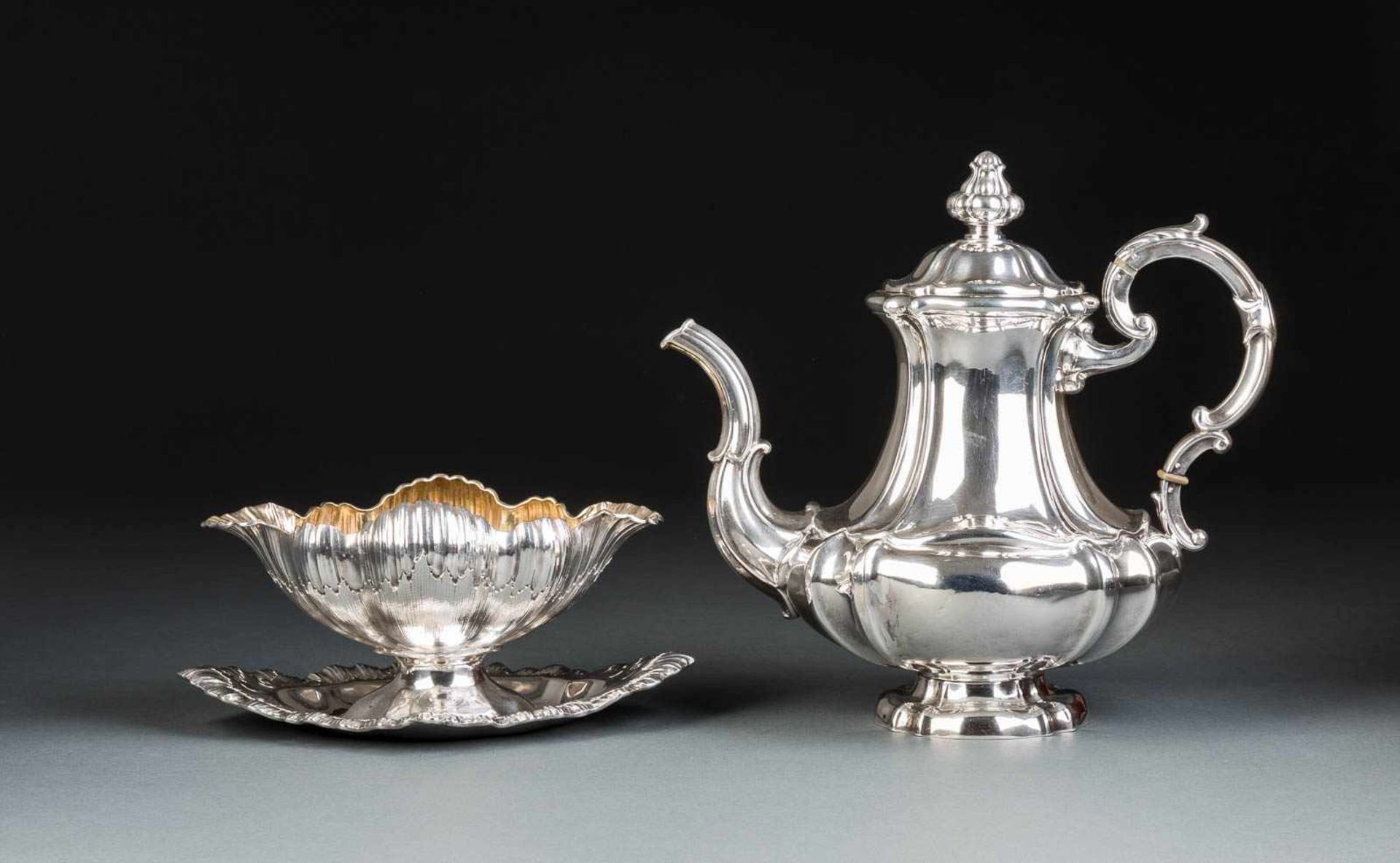 GROSSE KAFFEEKANNE UND SAUCIÉRE AUF PRESENTOIR Darunter Bremen, Wilkens & Söhne, 1891 Silber,