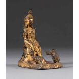 SITZENDE GOTTHEIT Thailand, 19./20. Jh. Bonze, part. vergoldet. H. 14,8 cm. Ber., best.,