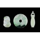 DREI ANHÄNGER China, 20. Jh. Jade. H. 4,3 cm-5,5 cm. Gebrauchsspuren.