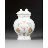 DOPPELVASE MIT SCHMETTERLINGSDEKOR China, 20. Jh. Porzellan, polychrome Aufglasurbemalung. H. 19,6