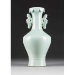 SELADON-VASE China, 19./20. Jh. Porzellan. H. ca. 36 cm. Geschulterte Form, gerade Mündung mit