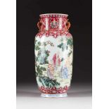 FAMILLE ROSE-VASE MIT FIGÜRLICHEN SZENERIEN China, 20. Jh. Porzellan, polychrome