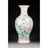 VASE MIT GARTENSZENE China, 20. Jh. Porzellan, polychrome Aufglasurbemalung. H. 44,5 cm. Im Boden