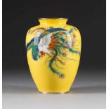 GELBE VASE MIT DEKOR VOM PHÖNIX Japan, 20. Jh. Polychromes Email-Cloisonné (?). H. 21 cm. Min.