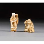 ZWEI NETSUKE Japan, um 1900 Elfenbei, geschnitzt. H. 4,3 cm-6 cm. Spannungsrisse, altersgemäße