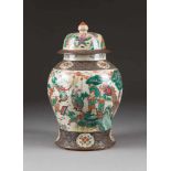 GROßE DECKELVASE MIT FIGÜRLICHER SZENERIE China, 19. Jh. Porzellan, polychrome Aufglasurbemalung,