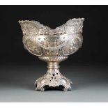 GROSSE HISTORISMUS-FUSSSCHALE Wohl Hanau, um 1870 Silber, gedrückt. H. 28 cm, 1358 g. Punziert mit