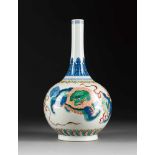 VASE MIT DEKOR VON FO-LÖWEN China, 20. Jh. Porzellan, polychrome Aufglasurbemalung, unterglasurblaue