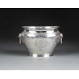 ZIERHENKELSCHALE USA, Tiffany & Co, J. C. Moore & Son, zw. 1854-1869 Silber. H. 10,5 cm, 300 g.