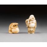 ZWEI NETSUKE: BUDDHA UND FO-LÖWE Japan, um 1900 Elfenbein, geschnitzt. H. ca. 3 cm-5 cm. Buhha-Figur