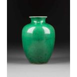 JADEGRÜNE VASE China, späte Qing-Dynastie Porzellan, craquelierte Glasur. H. 19,5 cm. Mündung best.,