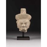 KOPF DES VISHNU Khmer, 12. JH. Sandstein. H. ca. 22 cm, Ges.-H. 27,7 cm. Min. besch., Risse.