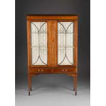 DEKORATIVER VITRINENSCHRANK England, um 1900. Mahagoni, furniert, teils intarsiert. H. 167,5 cm,