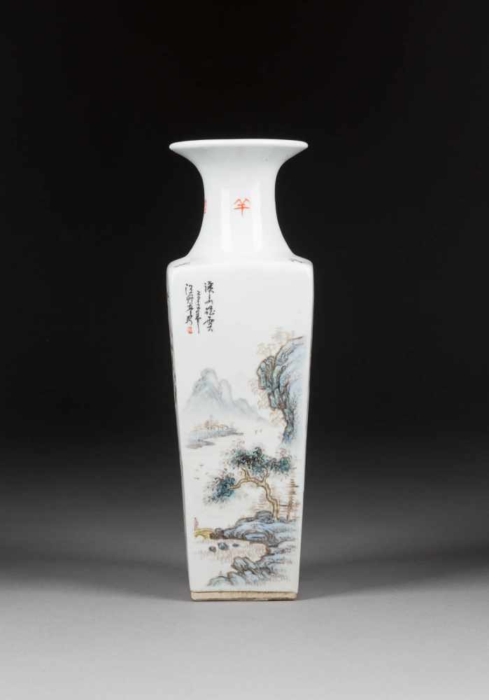 ECKIGES VÄSCHEN China, 20. Jh. Porzellan, polychrome Aufglasurbemalung. H. 25,3 cm. Bez. 'Wang - Image 4 of 5
