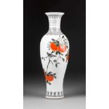 SCHMALE VASE MIT VEGETABILEM DEKOR China, 20. Jh. Porzellan, polychrome Aufglasurbemalung. H. 33,6