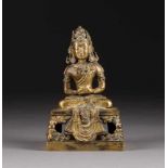 BUDDHA AMITAYUS China, 18. Jh. Bronze, vergoldet. H. 18,5 cm. Inschrift auf dem Sockel 'Da-Qing