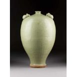 VASE MIT PFIRSICHDEKOR China, 19. Jh. Keramik, craquelierte Seladon-Glasur. H. 42,4 cm. Eingeritzter