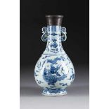 VASE MIT DRACHENDEKOR China, 19. Jh. Porzellan, unterglasurblaue Bemalung. H. ca. 27 cm. Bauchige