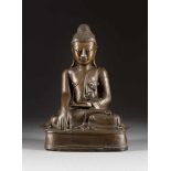 SITZENDER BUDDHA Burma, um 1900 Bronze, dunkel patiniert. H. ca. 31 cm. Min. best., ber., rest.