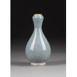 FEINE BLAUE VASE China, 20. Jh. Porzellan, Aufglasurbemalung. H. 15,5 cm. Im Boden Sechs-Zeichen-