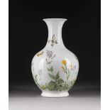 GROSSE VASE MIT SCHMETTERLINGEN UND BLUMENMALEREI Deutsch, Nymphenburg, 1936 Porzellan, polychrome