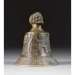 TISCHGLOCKE Niederlande, Ende 19. Jh. Bronze, reliefiert. H. 11 cm. Wandung mit szenischen und