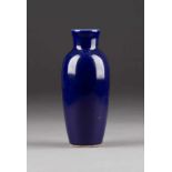 KLEINE KÖNIGSBLAUE VASE China, 19./20. Jh. Porzellan. H. 17,1 cm. Min. Gebrauchsspuren.